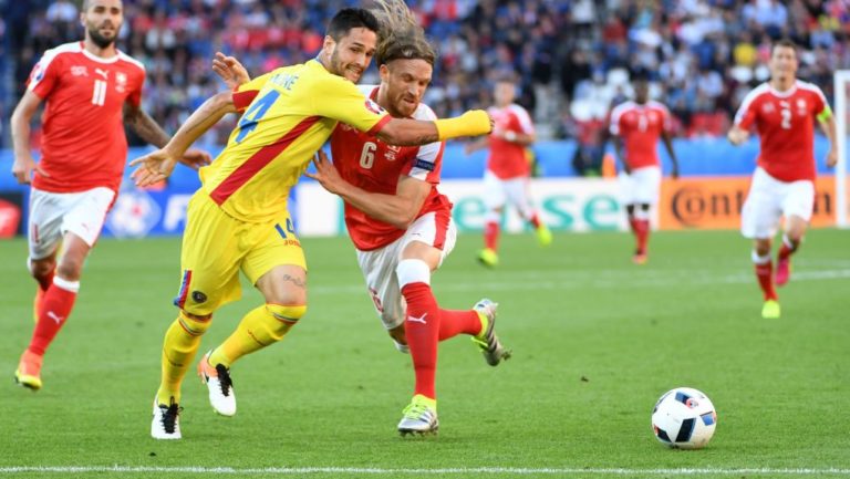 Αγκαλιά με την πρόκριση η Ελβετία, 1-1 με Ρουμανία (video)