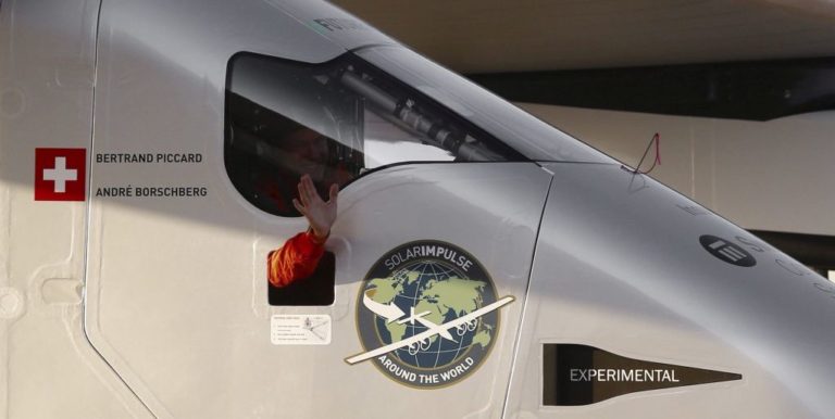 Το ηλιακό αεροσκάφος Solar Impulse 2 προσγειώθηκε στη Σεβίλη