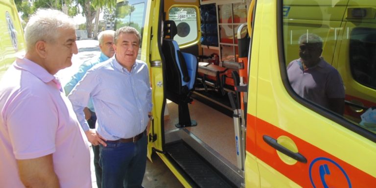 Παραδόθηκαν άλλα πέντε καινούργια ασθενοφόρα
