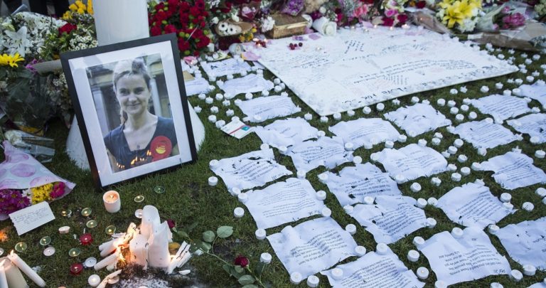 Δίωξη για ανθρωποκτονία κατά του Τ. Μέιρ για την δολοφονία της Τζο Κοξ (video)