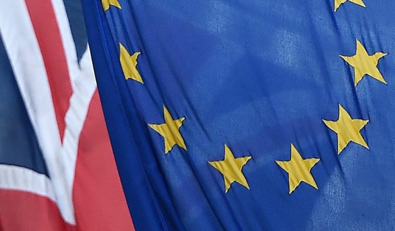 Ισοδυναμία στις δημοσκοπήσεις, η στερλίνα υποχωρεί (video)
