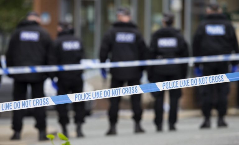 Τρεις ελαφρά τραυματίες από έκθεση σε φάκελο με “άγνωστη ουσία” σε εστιατόριο στο Λονδίνο