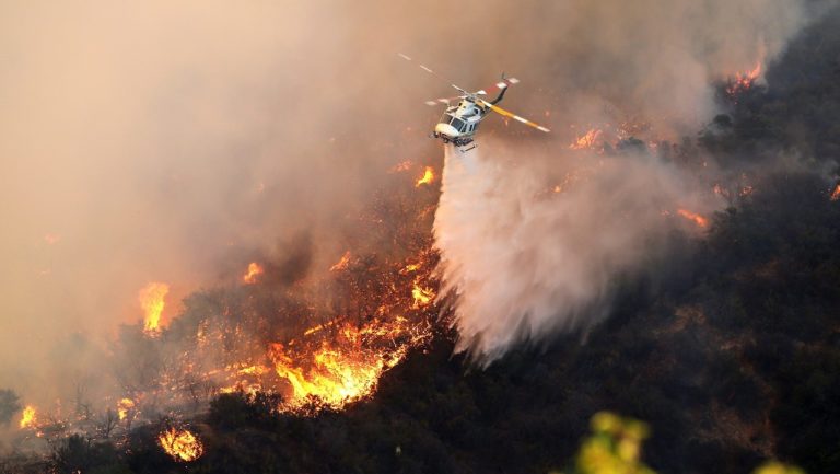 Πυρκαγιές κατακαίουν εκτάσεις στα περίχωρα του Λος Άντζελες – Εκκενώθηκαν χιλιάδες σπίτια