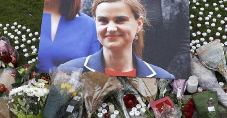 Ο τραγικός θάνατος της Τζο Κοξ ίσως “ανακόψει” τη δυναμική υπέρ του Brexit, σύμφωνα με αναλυτές