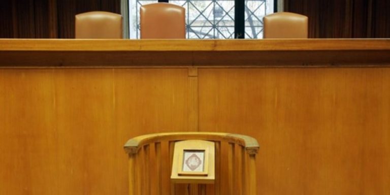 Ελεύθερη η 70χρονη συζυγοκτόνος