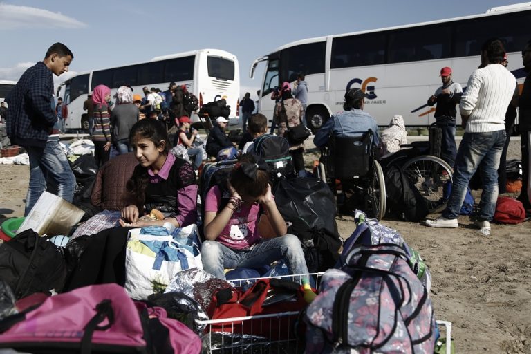 Σε εξέλιξη η δεύτερη φάση εκκένωσης στην Ειδομένη 
