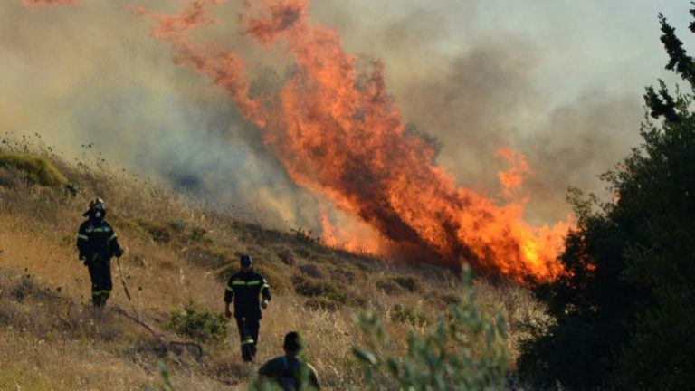 Υπό μερικό έλεγχο η φωτιά στο Ηράκλειο