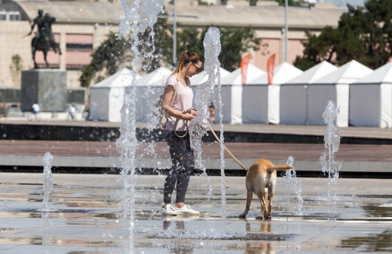 “Καυτό” τριήμερο με πολύ ψηλές θερμοκρασίες – Ανοιχτοί κλιματιζόμενοι χώροι (video)