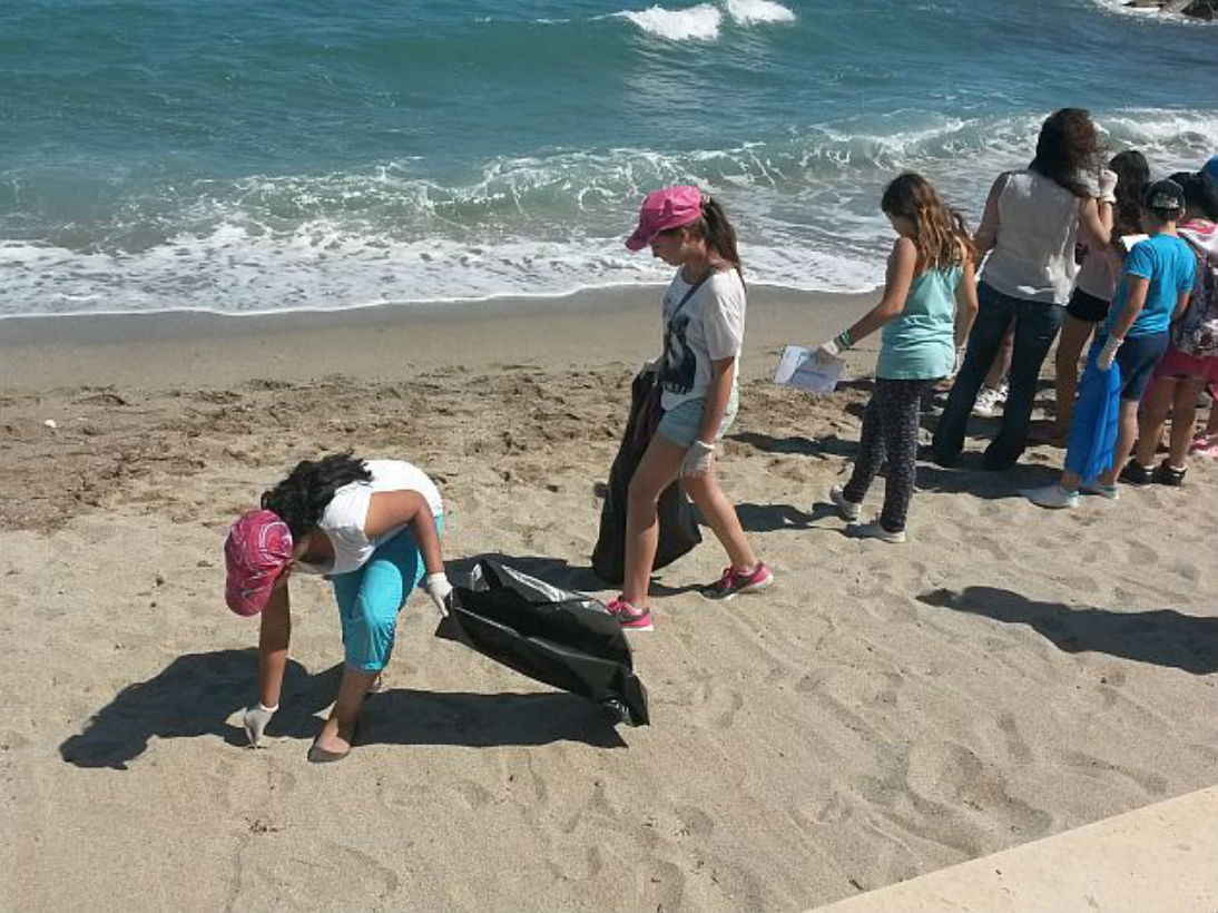 Καθαρισμός παραλίας και βυθού στους Αγίους Θεοδώρους της Κορινθίας