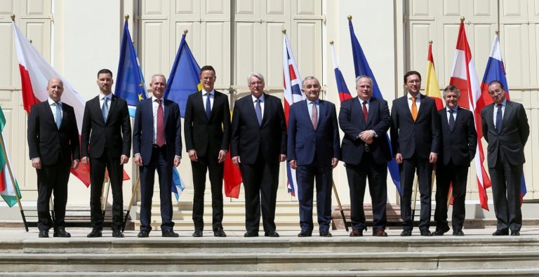 Αναγκαία η ενότητα της ΕΕ τόνισε ο Ν. Κοτζιάς από τη Βαρσοβία