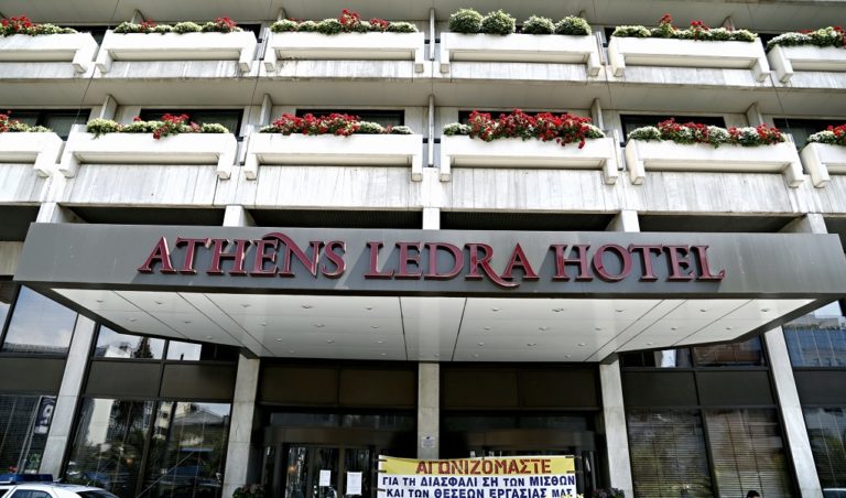 Μικροεπεισόδια έξω από το υπ. Εργασίας με εργαζόμενους του «Athens Ledra»
