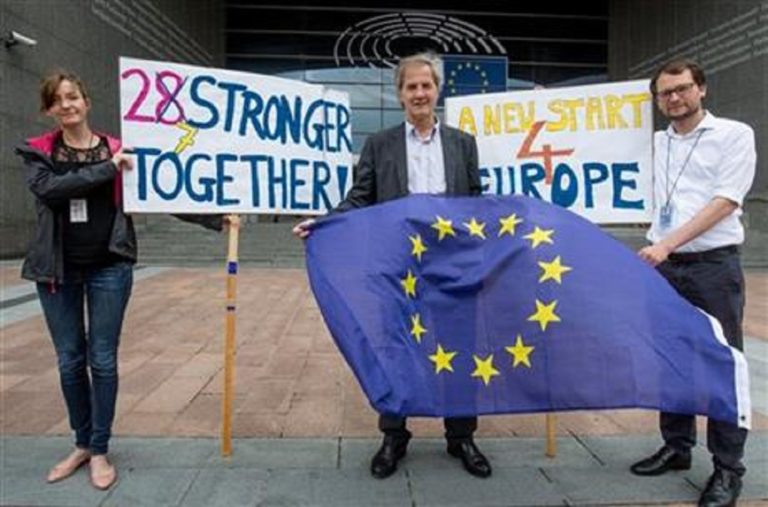 Guardian: «Νοθεία» στη συλλογή υπογραφών ενάντια στο Brexit