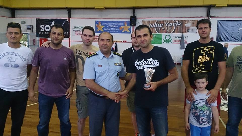 η απονομή στον MVP του τουρνουά Σταύρο Ζιώγα της ομάδας ΔΙΑΣ