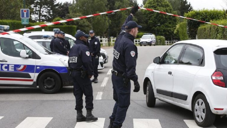 Τρομοκρατική επίθεση στο Παρίσι-Τζιχαντιστής μαχαίρωσε ζευγάρι αστυνομικών (video)