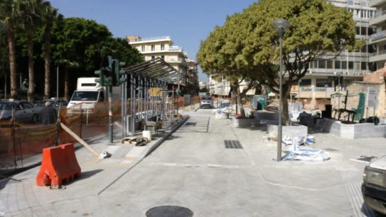 Διορθώνουν την πλατεία Κορνάρου