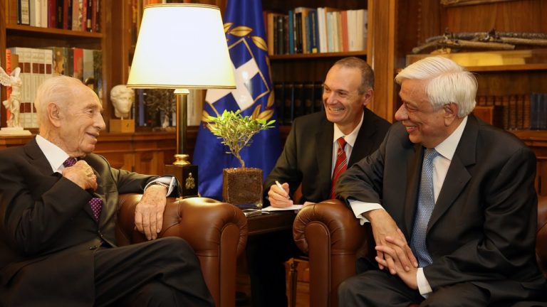 Ιδιωτική συνάντηση Πρ. Παυλόπουλου-Σιμόν Πέρες (video)