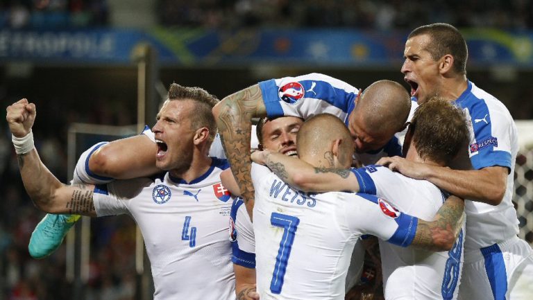 Η Σλοβακία νίκησε τη Ρωσία 2-1 στο Euro (video)