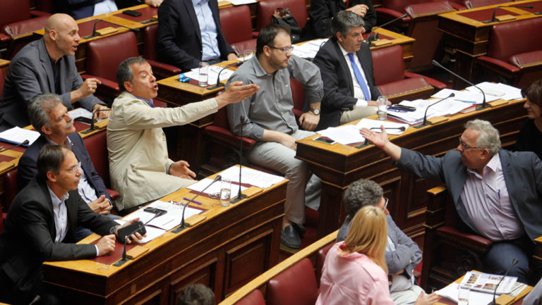 Ένταση και υψηλοί τόνοι στη Βουλή – Με 190 «ναι» πέρασε η τροπολογία (video)