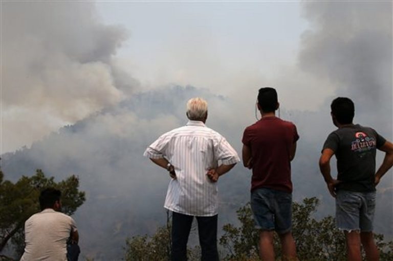 Κύπρος: Οι φλόγες άγγιξαν σπίτια-Σε ετοιμότητα και η δύναμη του ΟΗΕ