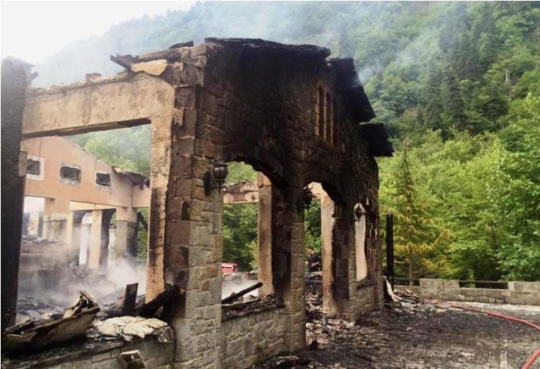 Τρίκαλα: Καταστροφική φωτιά για 600 τ.μ. του ξενοδοχείου “Μαντάνια”