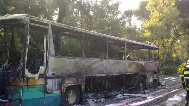 Ρόδος: Τουριστικό λεωφορείο τυλίχτηκε στις φλόγες