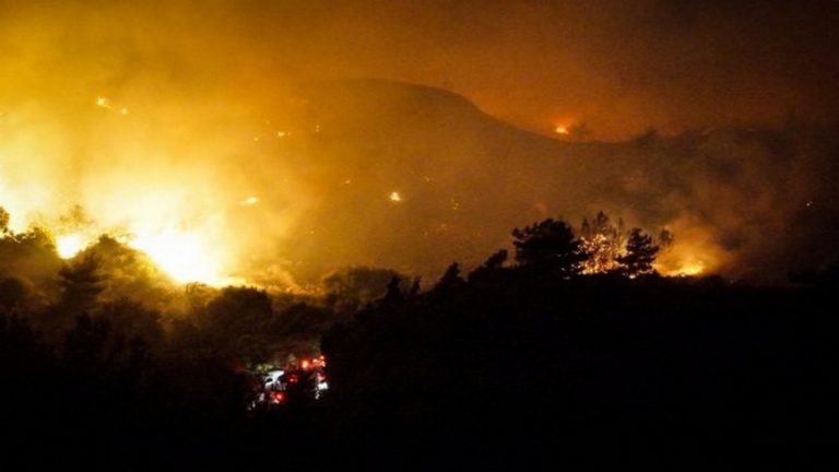 Ρόδος: Ανεξέλεγκτη η φωτιά. Κινδυνεύει ο οικισμός  της Απολακκιάς