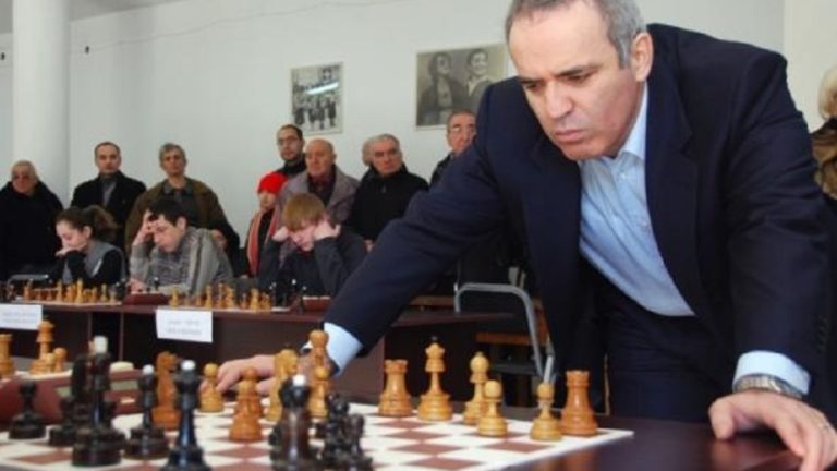 Επίδειξη σκακιού στη Θεσσαλονίκη από τον Γκάρι Κασπάροφ