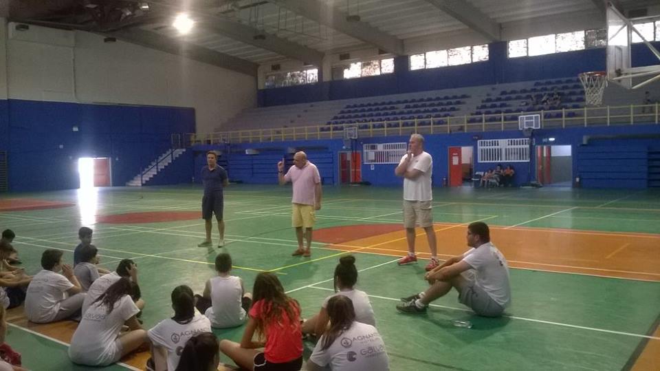 Ο Μηνάς Γκέκος με το Βασίλη Παραμανίδη μιλάνε στα παιδιά 