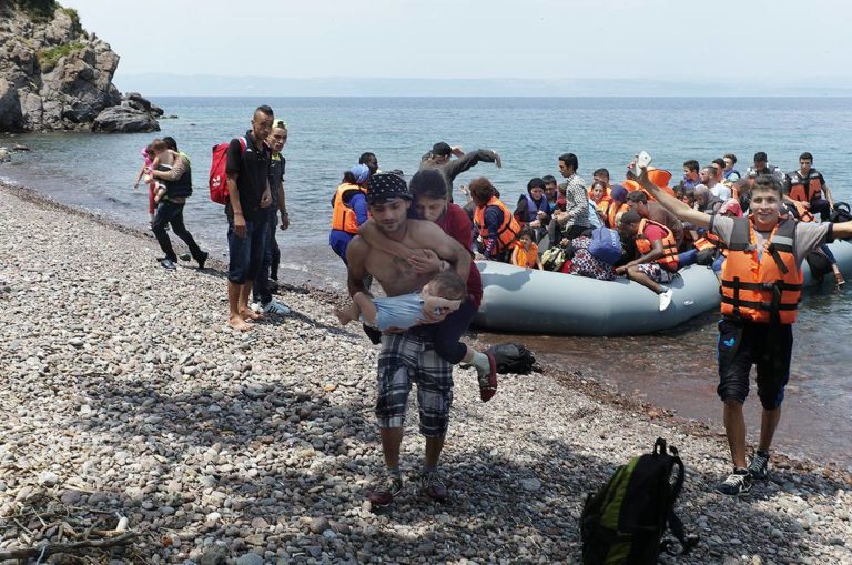 Λέσβος: Η φωτογραφία τους συγκίνησε, η ιστορία τους συγκλονίζει