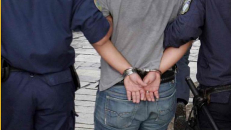 Βόλος: Έπιασαν 45χρονο στα “πράσα” να κλέβει