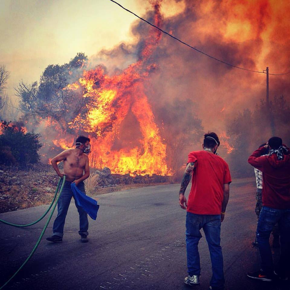 Χίος: Συνεχίζει το καταστροφικό της έργο η φωτιά