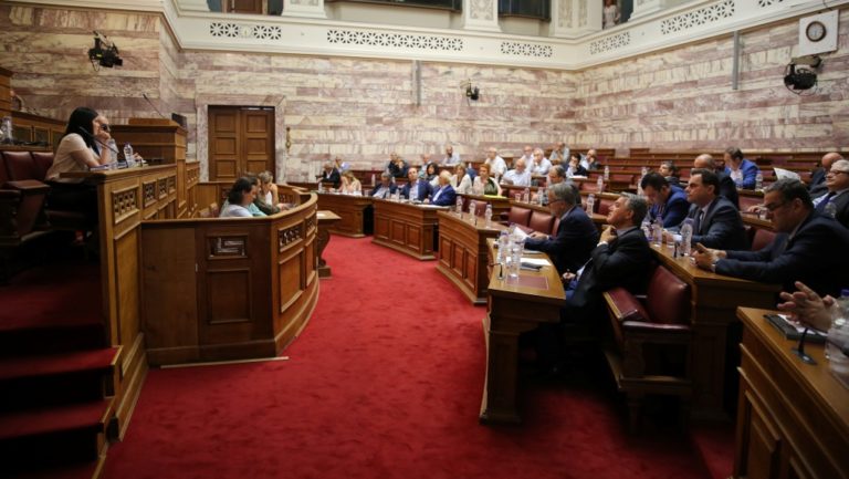 Ξεκίνησε η συζήτηση για το νέο εκλογικό νόμο στην αρμόδια Επιτροπή της Βουλής