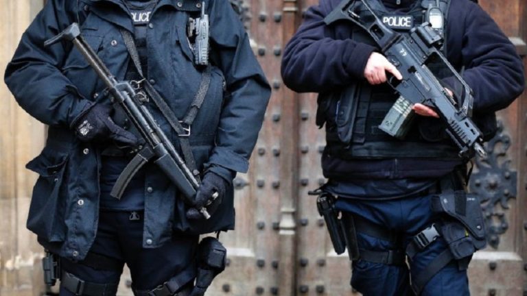 Η Βρετανία επανεξετάζει τα μέτρα ασφαλείας στις μαζικές συγκεντρώσεις