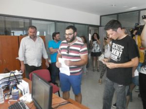 Παράσταση διαμαρτυρίας αγροτών στο γραφείο του ΟΓΑ