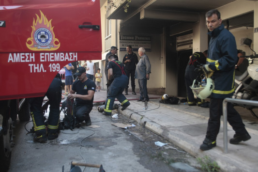 Ηράκλειο: Υπό μερικό έλεγχο η πυρκαγιά σε συσκευαστήριο αγροτικών προϊόντων στο Τυμπάκι