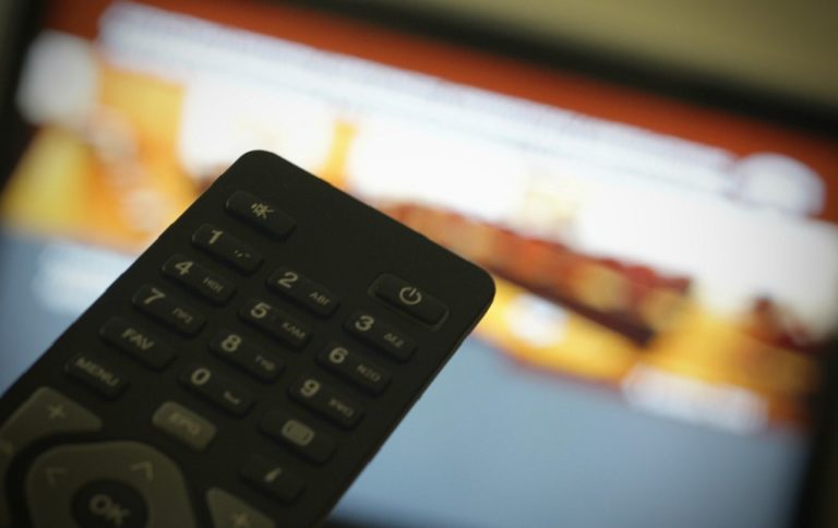Σκληρή αντιπαράθεση για τις τηλεοπτικές άδειες-Ως τις 2/8 η τελική λίστα (video)