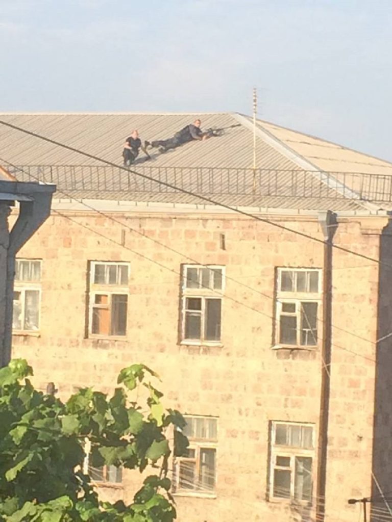 Αρμενία: Εισβολή ενόπλων στο αρχηγείο της αστυνομίας