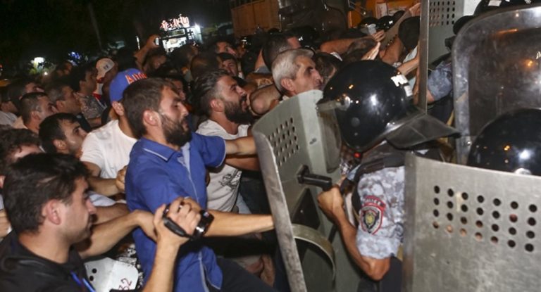 Βίαιες διαδηλώσεις  με 50 τραυματίες στην Αρμενία