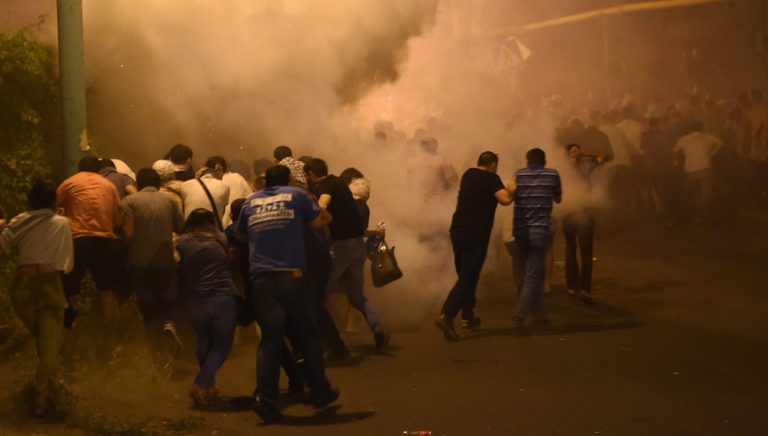 Δεκάδες τραυματίες σε συγκρούσεις στο Γερεβάν (video)