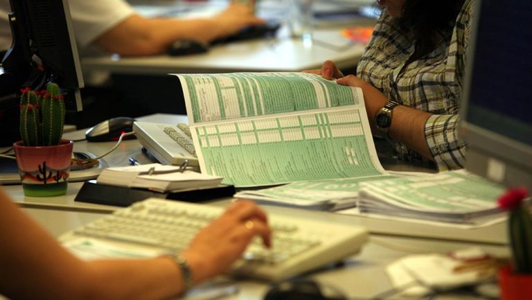 Aντιδράσεις των εργαζομένων στις ΔΟΥ για τη σύνδεση βαθμολογίου – μισθολογίου