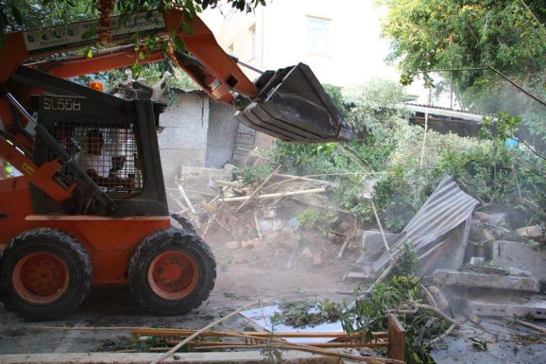 Χανιά: Κατεδάφιση επικίνδυνου παραπήγματος στην Σπλάντζια (video-photo)