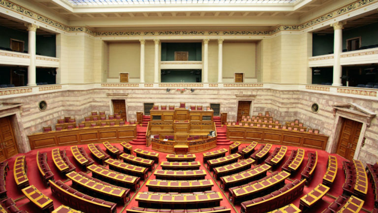 Εκλογικός νόμος: “Ας κάνουν ό,τι θέλουν” λέει κυβερνητική πηγή – Οι απόψεις της αντιπολίτευσης