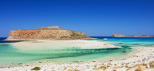 Απομάκρυνση των ομπρελοκαθισμάτων του Δήμου Κισάμου από το Ελαφονήσι