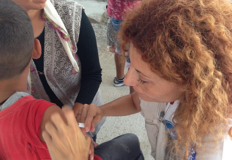 Γιατροί του Κόσμου: Συνεχίζουν τους εμβολιασμούς στα προσφυγόπουλα