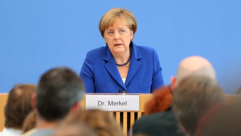 Αποφασισμένη η Μέρκελ να τηρήσει την πολιτική της στο προσφυγικό (video)