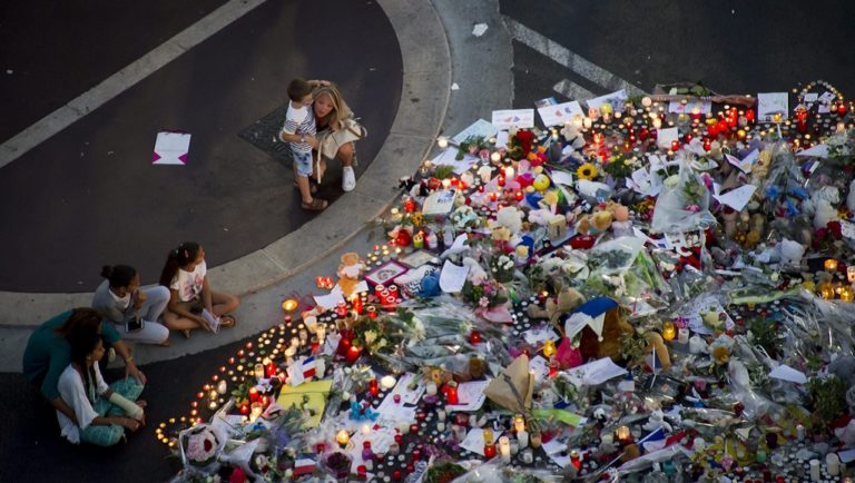 Φόρο τιμής στα θύματα του μακελειού στη Νίκαια-Ενός λεπτού σιγή το μεσημέρι στη Γαλλία