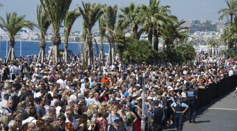 Ενός λεπτού σιγή για τα θύματα της Νίκαιας – Αποδοκιμασίες κατά Βαλς