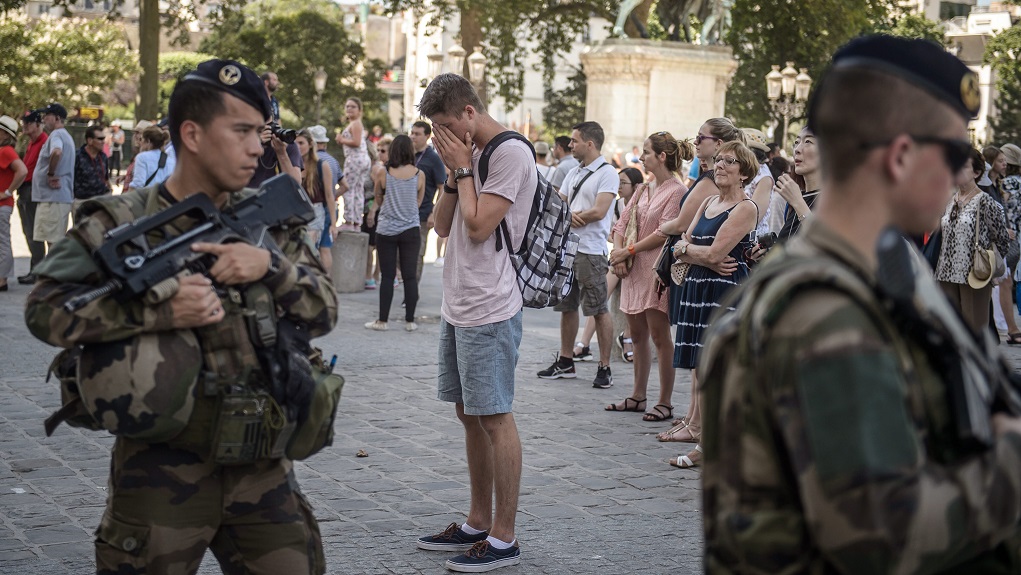 Ενός λεπτού σιγή για τα θύματα της Νίκαιας – Αποδοκιμασίες κατά Βαλς
