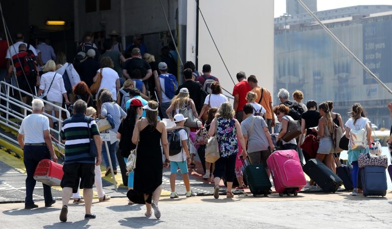 Ταλαιπωρία για τους επιβάτες του “Διονύσιος Σολωμός”