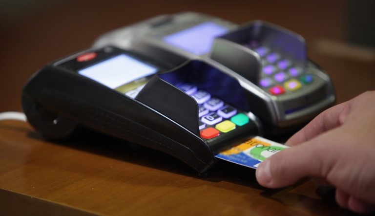 Τέλος προθεσμίας για την προμήθεια POS – Πρόστιμο 1.500 ευρώ στους παραβάτες (video)